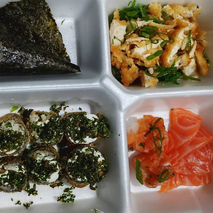 1 temaki de salmão
5 sashimi de salmão
2 Joe de salmao
1 porção de iska de tilapia empanada
8 Hot holl com couve crispe