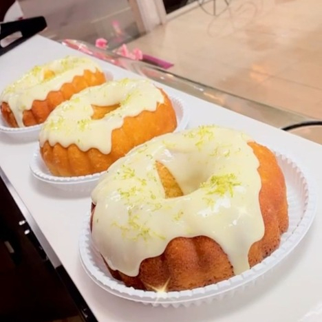 Massa fofinha com toque de limão, coberta com mousse cremoso de limão