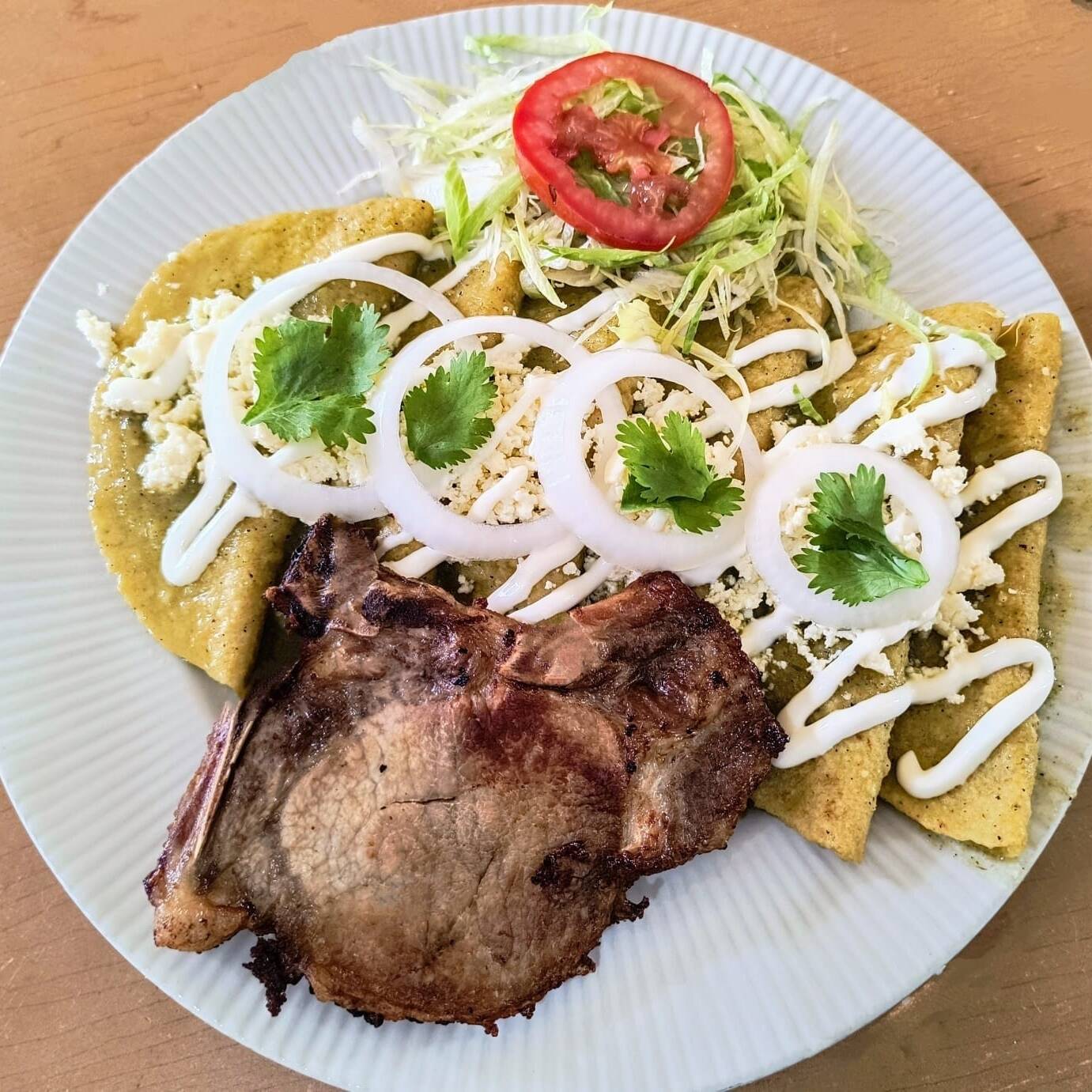 Enchiladas Verdes con Una Chuleta