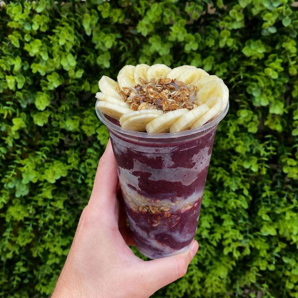 Creme de açaí refrescante e de qualidade, servido com leite condensado, granola e banana em quantidade generosa.