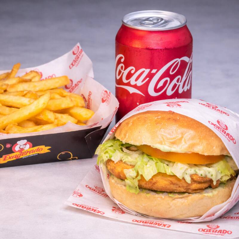Saboreie nosso irresistível hambúrguer de frango empanado, acompanhado de maionese temperada, crocantes batatas fritas e uma bebida gelada. Uma explosão de sabores que vai deixar você querendo mais! Experimente essa delícia!
