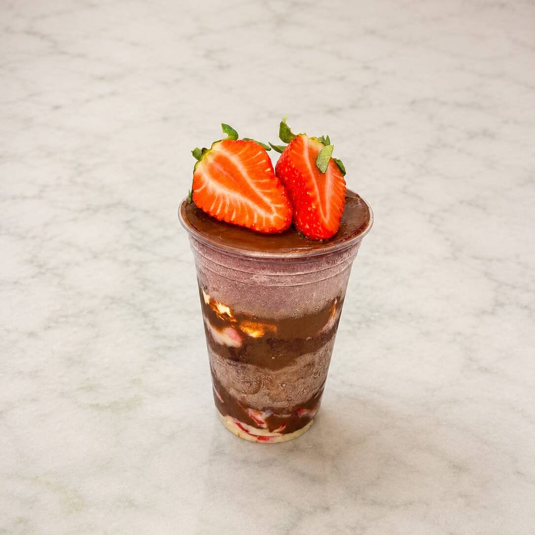 Açaí trufado irresistível, coberto com creme de avelã cremoso, leite condensado, leite em pó e morangos fresquinhos. Uma explosão de sabores para adoçar seu Dia!