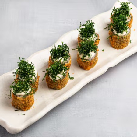 Apresentamos nosso Hot Holl de Couve uma porção cuidadosamente preparada com 8 unidades irresistíveis. Cada peça é um convite ao paladar, trazendo o sabor único e marcante da couve, envolvida em uma camada crocante que agrega textura e sabor. Para completar, o toque especial fica por conta do tarê, molho oriental que adiciona um sabor adocicado e agridoce, tornando cada mordida uma experiência culinária apaixonante. Ideal para compartilhar em momentos especiais...