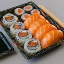 Neste combinado acompanha : 4 x Uramaki de salmão com cream cheese. 4 x Niguiri de salmão. 4 x Hossomaki de salmão. * Este Combinado Não Pode Sofrer Alterações*