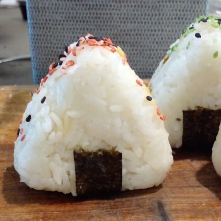 Onigiri tradicional Atun Chipotle (1 pza)