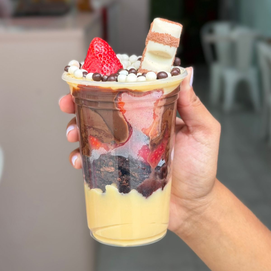 Brigadeiro branco, brownie, brigadeiro belga, morango, Nutella, finalizado com chocoboll, Kinder bueno e morango. (400ml)
