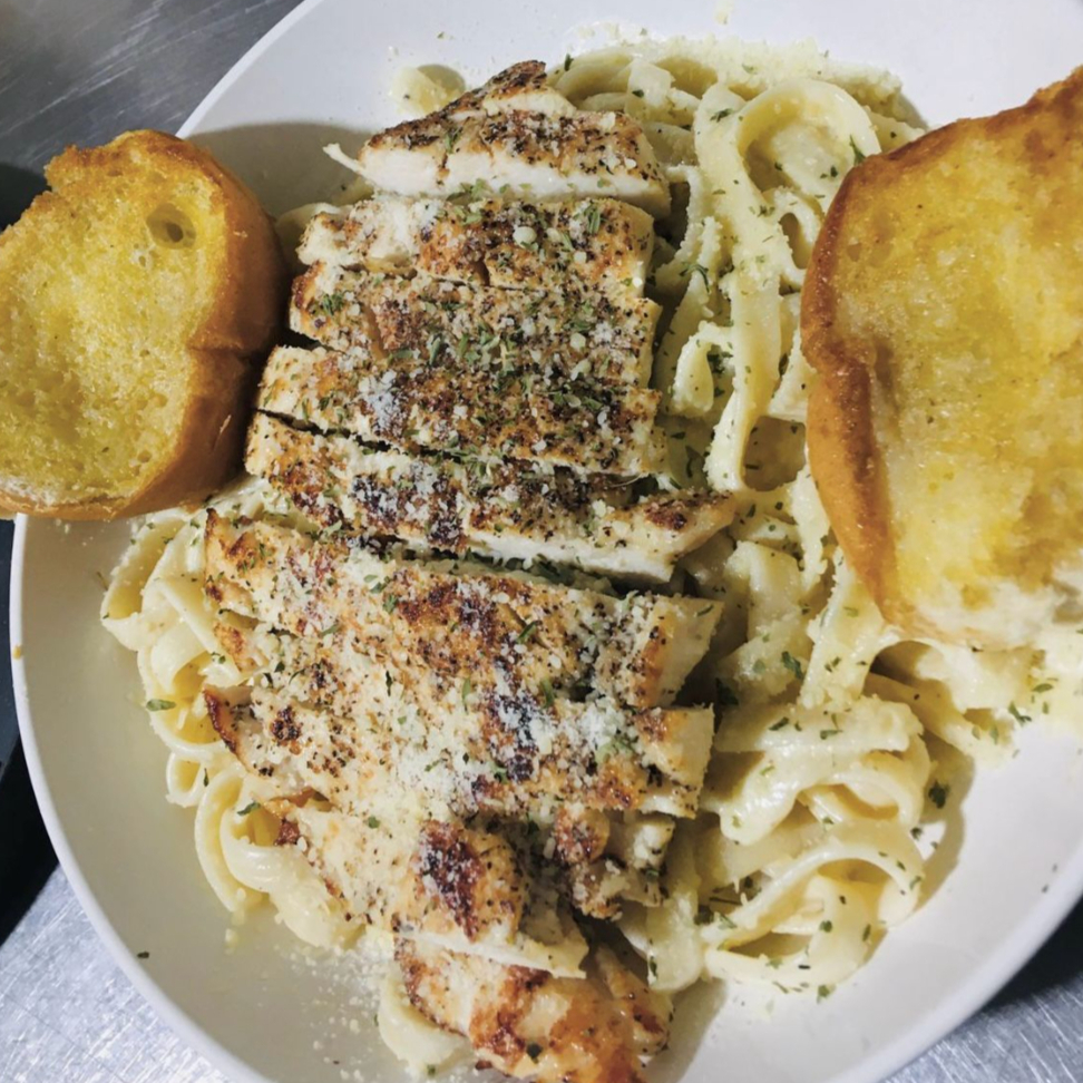 Fetuccini Alfredo con Pechuga ó Camarón