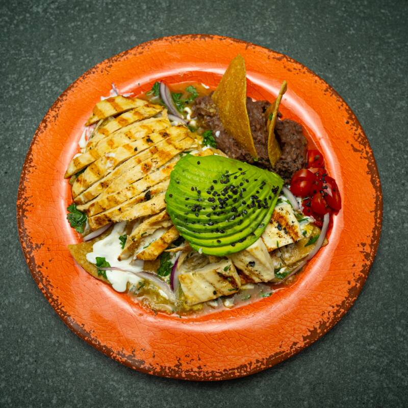 CHILAQUILES VERDES O ROJOS CON POLLO
