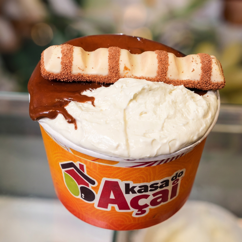Camadas envolventes de ganache de avelã cremosa, mousse de Ninho, um toque delicado de leite em pó e Kinder Bueno.