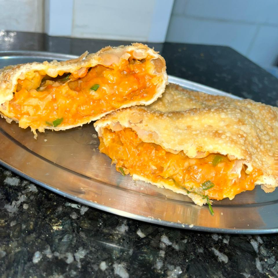 Aprecie o pastel de bacalhau com mais 1 recheio, combinando sabores para uma experiência única.