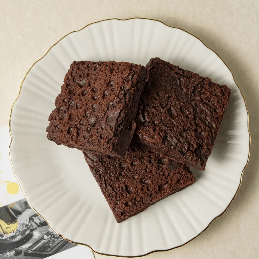 Brownie con oreo y chispas de chocolate