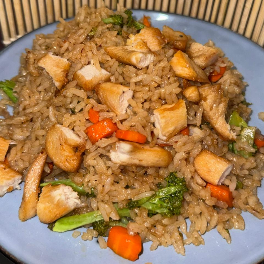 Arroz frito con pollo