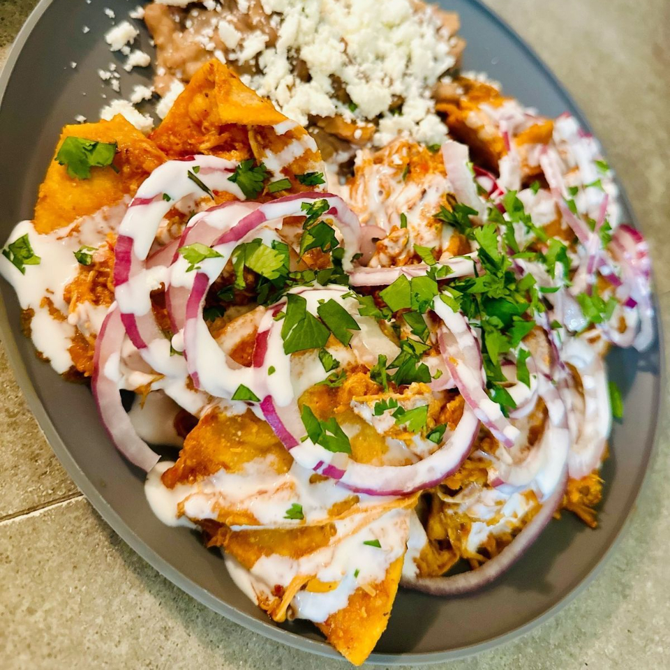 CHILAQUILES ROJO DE POLLO