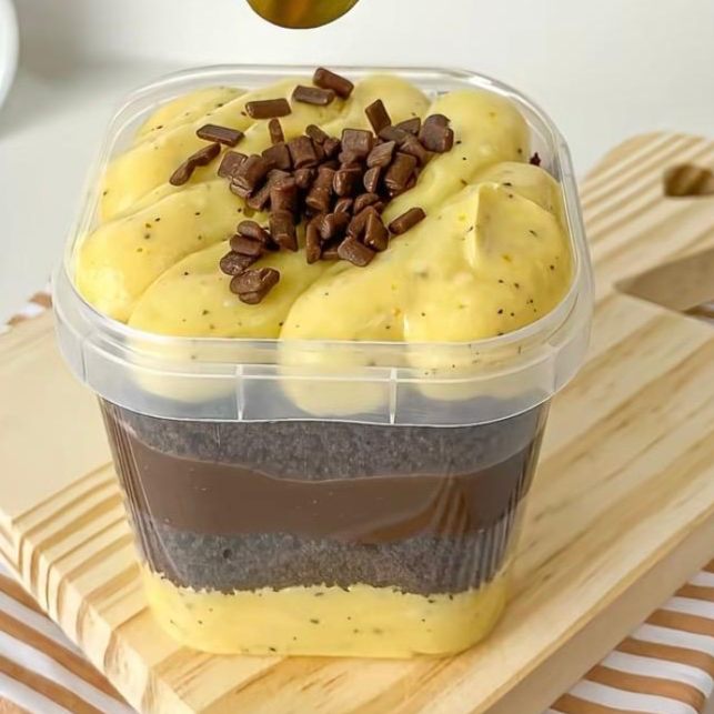 Bolo de chocolate super fofinho com camadas intercaladas de chocolate e brigadeiro de maracujá