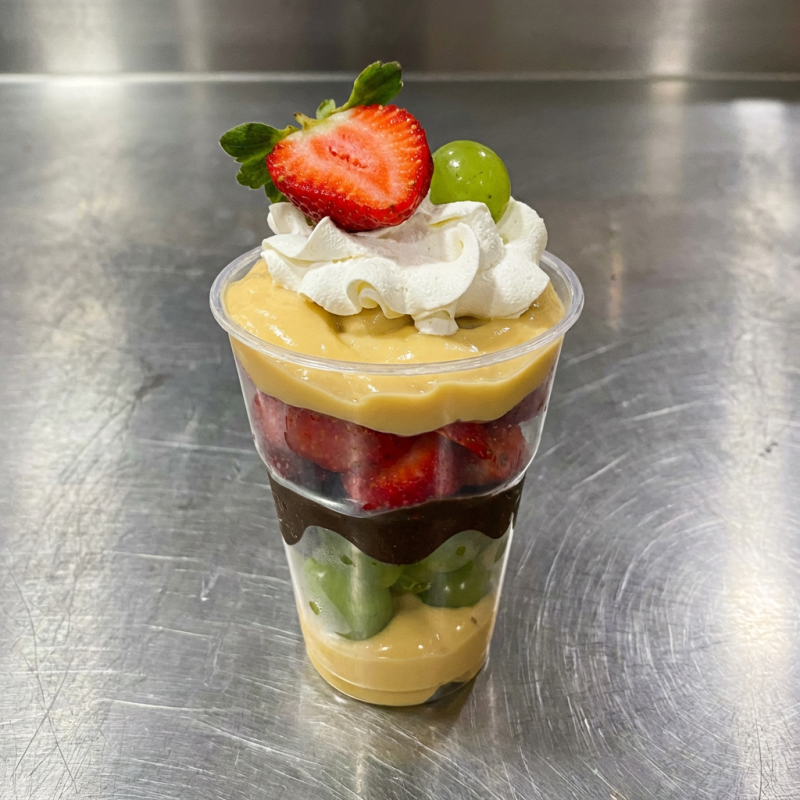 brigadeiro de ninho, uvas frescas, brigadeiro de cacau 50%, morangos frescos e finalizado com chantily.