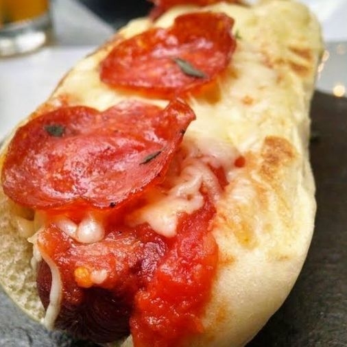 Hot Dog Gratinado con Pepperoni