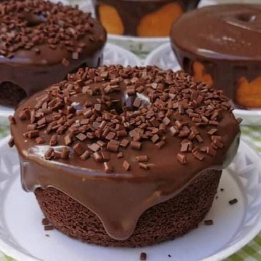 Massa de cacau com uma cobertura deliciosa de brigadeiro trufado cremoso (Separado)*. Forma 18. Aprox. 850g Serve de 8 a 10 pessoas