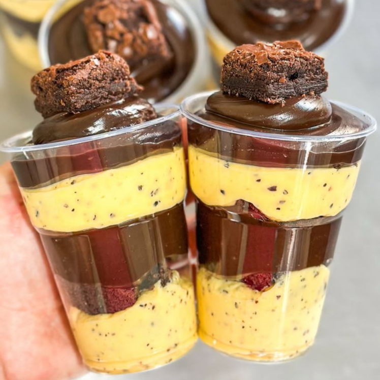 Recheio de maracujá cremoso, brigadeiro de chocolate belga, brownie