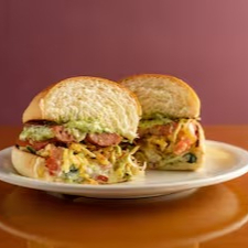 Salsicha bovina, maionese Pinati, salat israeli (tomates e pepinos em cubos) e batata palha da casa, servida no pão de hot-dog.