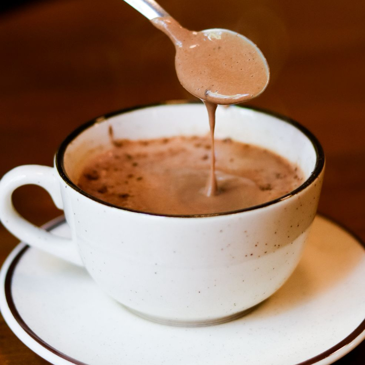 Receita da casa. Ganache de chocolate meio amargo vaporizado com leite e um pouco de amido para uma cremosidade extra. 150ml