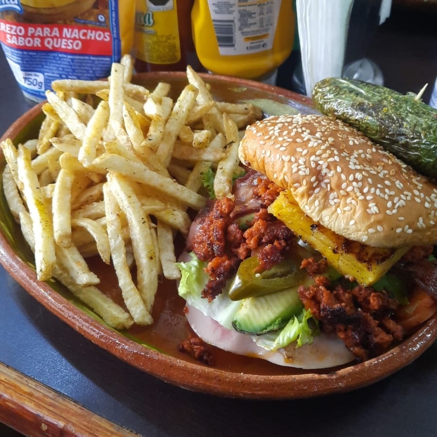 Hamburguesa Hawaiana + Papas Combo