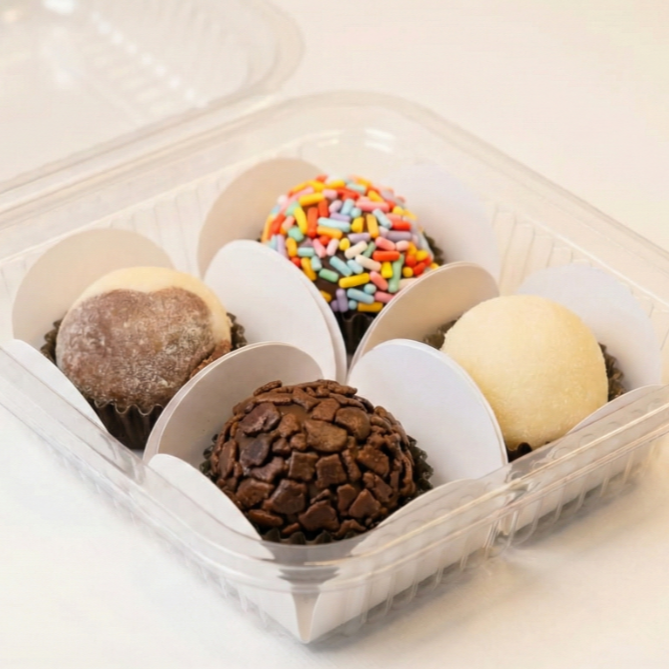 Quatro heróis contra o mau humor! Uma caixinha com nossos brigadeiros campeões para salvar o seu Dia. Sabores variados para você não ter que escolher um só. Aproximadamente 80 gramas. -----------------tags------------------- Entrega rápida, desconto, promoção, 0,99, 0800, off, cupom, barato, melhor preço, oferta, frete grátis, descontão, preço baixo,Doces, bolos, brigadeiro, docinhos, kit festa, aniversario, coco, bolo de pote, chocolate, morango, sobremesa, Nutella, copo da felicidade, pizza doce, brownie, confeitaria, doceria, gourmet, cake, bombom, piscina, ganache, caseiro, vovó, bento cake, vulcão, red velvet, trufas, banoffe, pudim, doce de leite, pão de mel, Oreo, Kit Kat, ferrero Rocher, cheese cake, tartelete, Ninho, cupcake, afogadinho, bolo, Ninho, brigadeirão, mini, cascão, gourmet, cone, dois amores, Salgadinhos, salgados,kibe, frango, coxinha, camarão, pastel, frito, sequinho, bolinho, bauru, empada, esfirra, petiscos, pizza, empadão