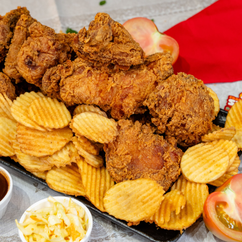 Coxa e Sobrecoxa Desossadas Acompanhadas de Batatas e Molho à sua Preferência