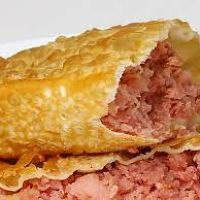 Pastel de 20cm com massa crocante e recheio de calabresa bem temperada e saborosa. Clássico, farto e irresistível, perfeito para qualquer hora.