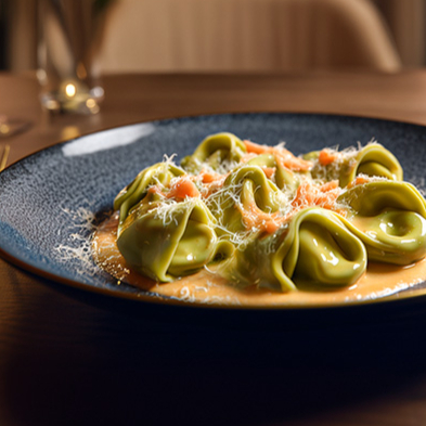 Nosso Tortellini Verdi al Salmone é recheado com queijo, cozido al dente e envolvido em um molho velouté à base de caldo de salmão. Lascas suculentas de salmão se incorporam ao molho, criando uma experiência delicada e refinada. Finalizado com limão siciliano, lemon pepper e um toque de noz-moscada. Essa lunchbox traz frescor e equilíbrio perfeito entre cremosidade, acidez e aroma. Um prato elegante, ideal para momentos especiais. Tortellini verde recheado com queijo. Molho de salmão cremoso e aveludado. Lascas de salmão. Aromatizado com limão siciliano e especiarias. Sem conservantes. Harmonize com: Chardonnay leve ou Sauvignon Blanc. Buon appetito! Atenção: produto congelado, pronto para consumo. Descongele no micro-ondas em apenas 5 minutos e está pronto. Gostoso, prático e sem conservantes!