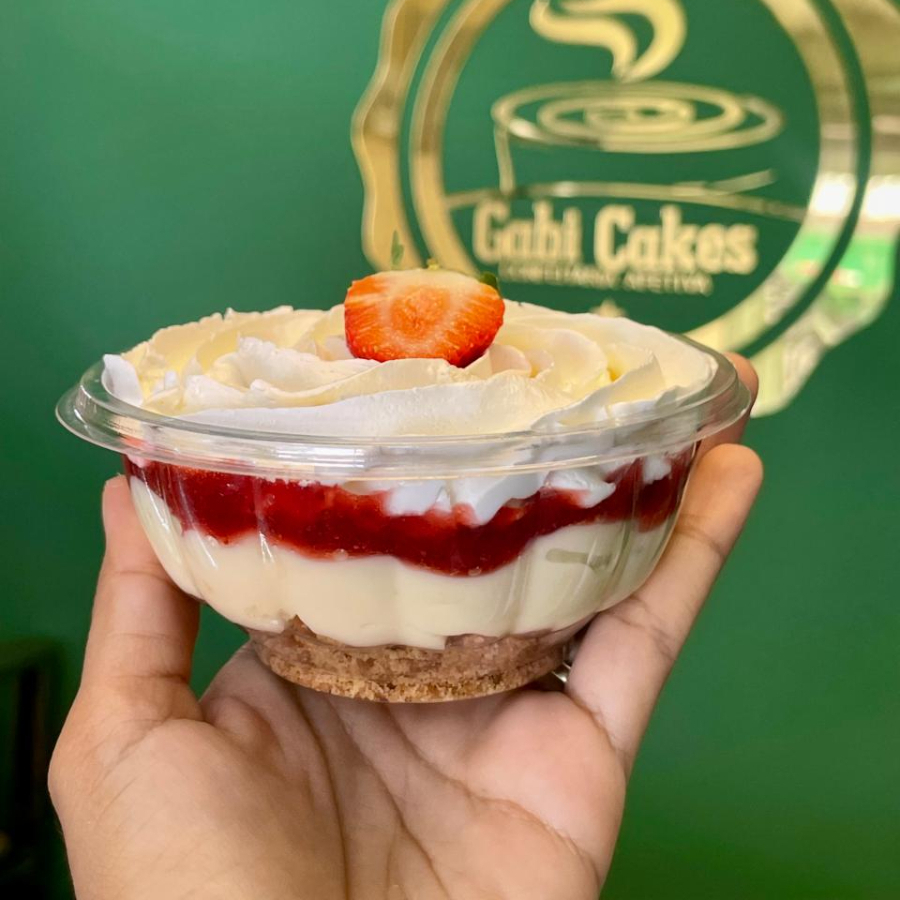 Base de biscoito amanteigado, creme de ninho, geleia de morango e finalizada com chantinho cremoso!