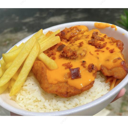 Com arroz, feijão, farofa e batata frita crocante. Quentinha de Frango com cheddar e bacon.