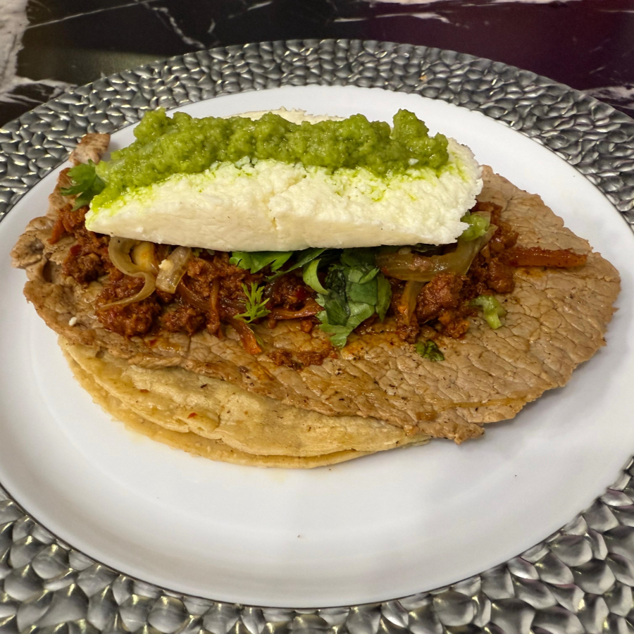 Bistec Entero con Queso y Chorizo