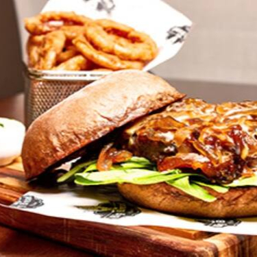 Pão australiano, burger bovino 180g, dip de gorgonzola, rúcula e cebola caramelizada. Acompanha anéis de cebola e maionese de manjericão.