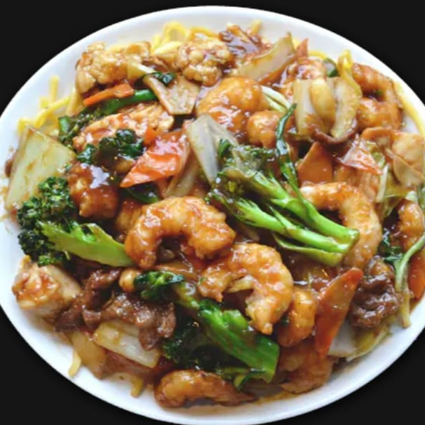 macarrão chinês, preparado com camarão, carne bovina, frango, acelga, couve-flor, cenoura, brócolis, temperado com molho shoyo.