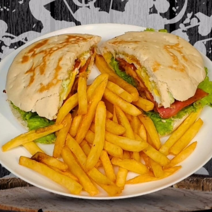 PÃO SÍRIO, FILÉ DE FRANGO, 2 MUSSARELA, 2 PRESUNTO, CHEDDAR, SALADA, CREME ESPECIAL, ACOMPANHA 150 GR DE BATATA FRITA