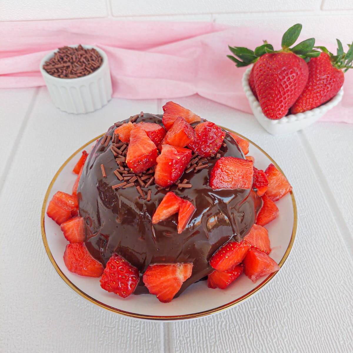 massa de chocolate, brigadeiro 50% cremoso, morangos in natura enviados separadamente para melhor experiência!