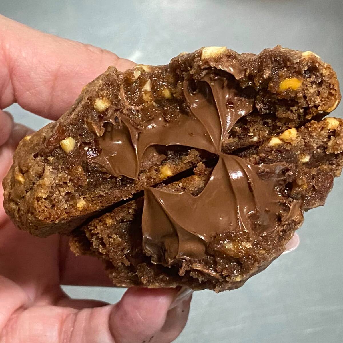 Deliciosamente preparado com uma Massa de Cookie de chocolate, com amendoim e recheio de nutellacrocante por fora e macio por dentro, generosamente recheado com Nutella de verdade. . . . ###tags#### promoção promocao oferta desconto barato taxa gratis entrega grátis combo doce sobremesa bolo fatia brownie braune brauni browni nutela Nutella Ninho kitkat red velvet pistache geleia cenoura brigadeiro chocolate copo felicidade bombom cone trufado pai de mel pote pavê pudim cuscuz cookies tortas tortellete bolo vulcao vulcão salgado gourmet artesanal