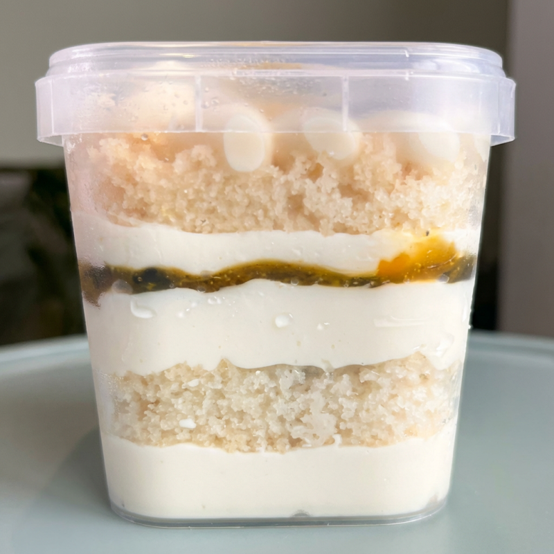 Bolo massa branca, recheio e cobertura de creme de ninho com geleia de maracujá.
Serve 1 pessoa.