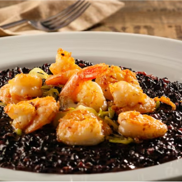 Delicioso risoto nero, puxado na manteiga e cebola com toque de vinho branco seco e arroz negro. Acompanha camarão puxado no alho poró.