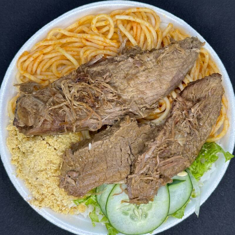Suculenta e saborosa carne assada, perfeitamente temperada, acompanhada de um irresistível macarrão ao molho. O prato ainda inclui arroz soltinho, feijão fresquinho, uma salada crocante para equilibrar o sabor e uma farofa incrivelmente saborosa para completar essa refeição robusta e cheia de sabor. Uma verdadeira explosão de delícias em um só prato!