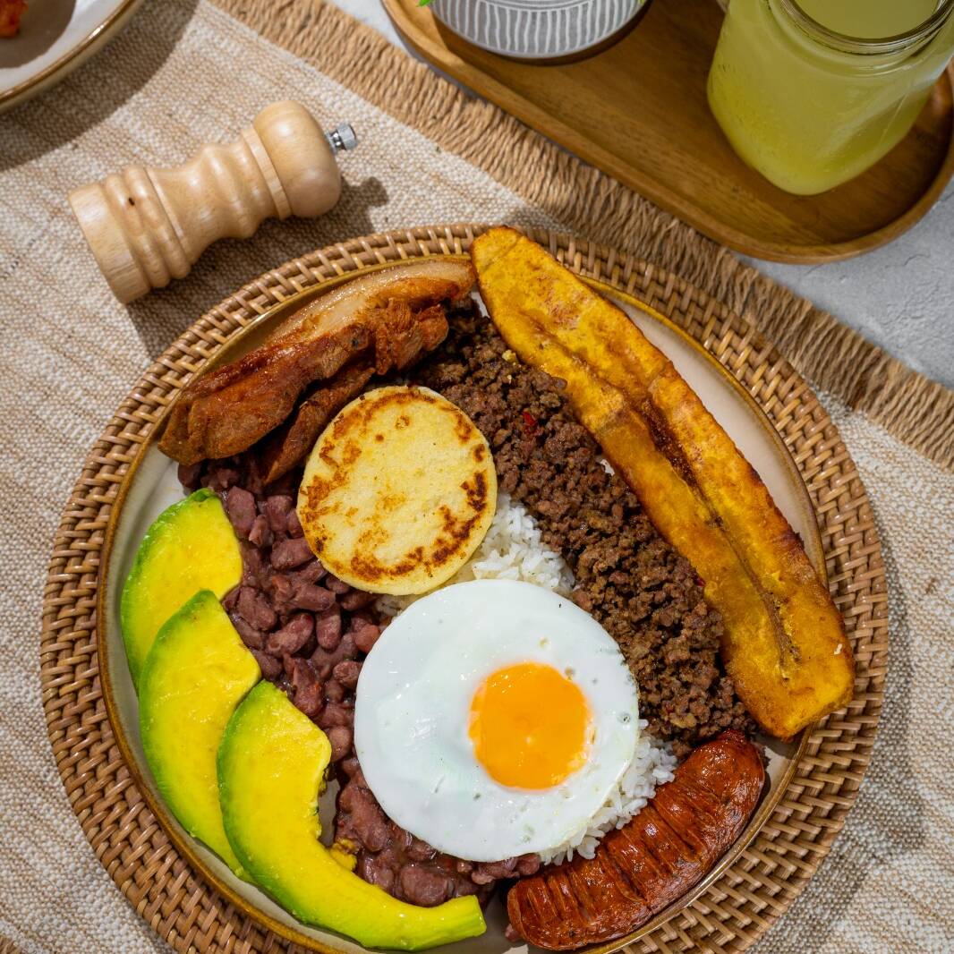 Combo Bandeja Paisa Grande + Bebida de la Casa