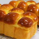 Textura fofinha e aerada, ideal para servir no café da manhã, acompanhar manteiga, geleias ou ser usado em sanduíches e hambúrgueres gourmet.