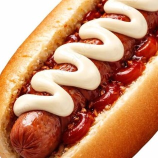 2 Salsichas, molho de tomate, mostarda, maionese caseira, batata palha, purê de batata, muçarela, bacon e catupiry.