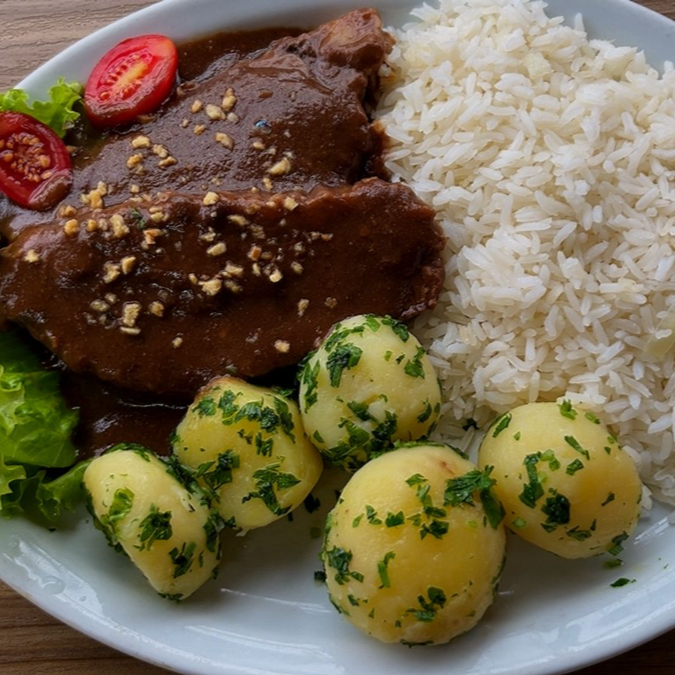 Acompampanha arroz branco e batata sautê.