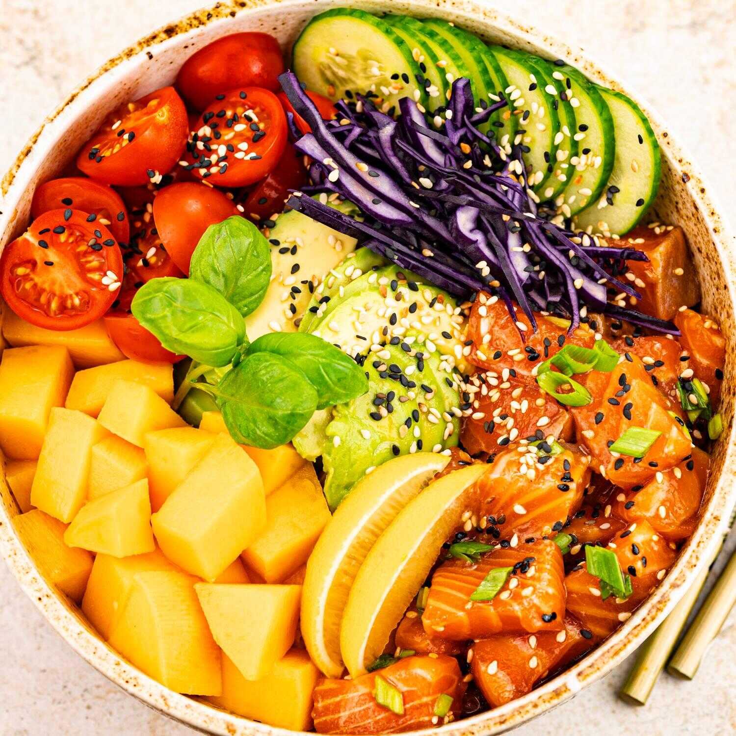 IMAGEM INLUSTRATIVA!!!!
🌴🥭 PARADISE BOWL 🍋🔥
🥗 Mix de folhas fresquinhas
🐟 60g de salmão
🐙 50g de polvo
🥭 Manga + 🥒 Sunomono + 🫒 Azeitona
🍌 Banana chips crocante
🍋 Raspas de limão-siciliano
🌶️ Molho calabrenese + 🍯 Molho tarê
✨ Uma explosão de sabores tropicais! A leveza do salmão e do polvo combinada com a doçura da manga, o toque cítrico do limão-siciliano e a crocância irresistível da banana chips. 🌴💥
⚖️ Aproximadamente 500g