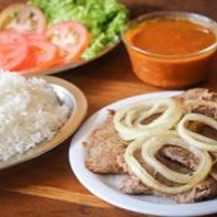 Super bem servida vai arroz com feijão e saboroso bife acebolado.