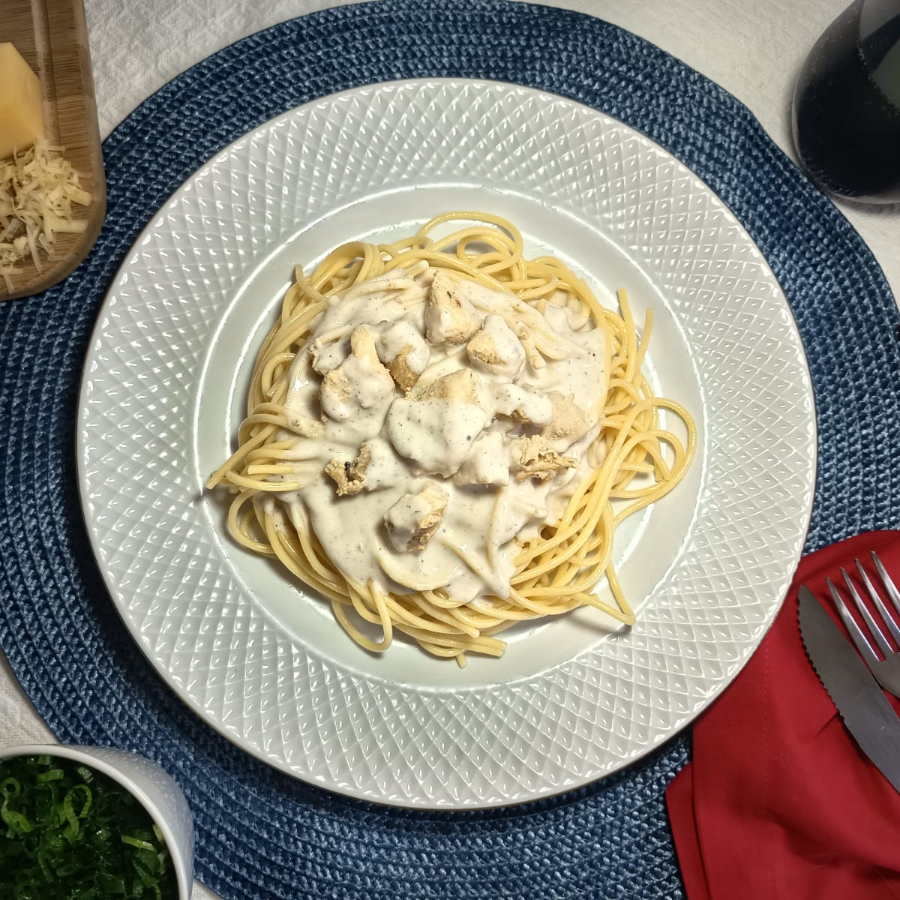 Macarrão envolvido em um cremoso molho 4 queijos — parmesão, mussarela, provolone e um toque especial de gorgonzola — combinado com pedaços de frango. Uma massa irresistível, cheia de sabor, cremosidade e aquele toque caseiro que faz toda a diferença! Obs: molho temperado com noz-moscada e pimenta-do-reino. Porção pequena de aprox 400g