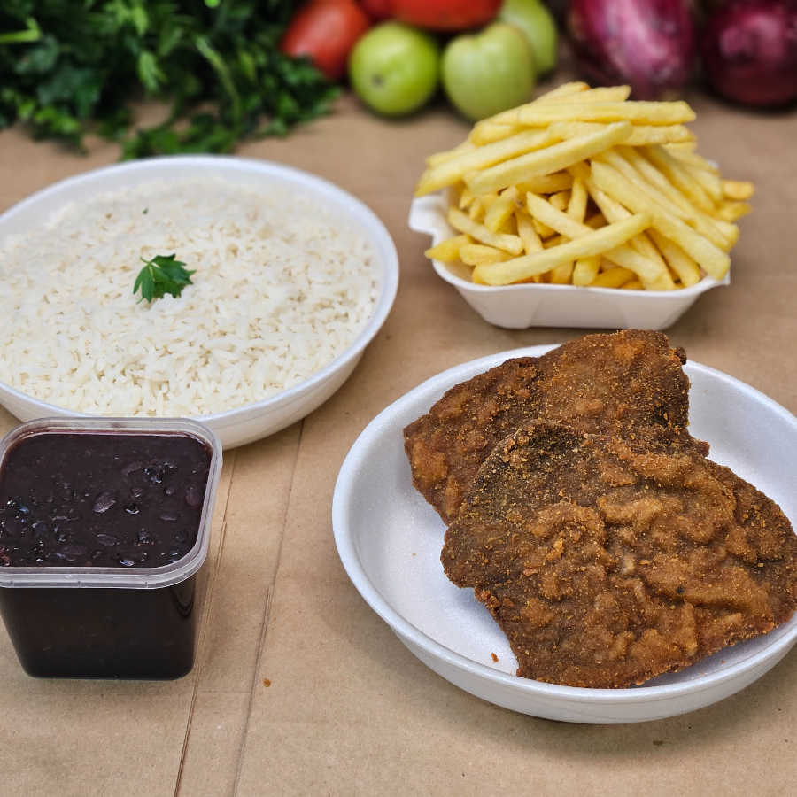 Sabe aquela comida caseira, preparada com temperos naturais e muito capricho? É exatamente isso que oferecemos em nossos kits: refeições feitas com amor, do jeito que servimos em nossas próprias casas. Nesse kit, você receberá o seu pedido da seguinte maneira: - Arroz temperado com cebola e alho (350 g) – Marmita P - Feijão do Dia (250 ml) – Potinho lacrado - Batata frita crocante (120 g) – Marmitinha H3 - Filé de bife de alcatra empanado e frito (160 g) – Marmita M Serve 1 a 2 pessoas