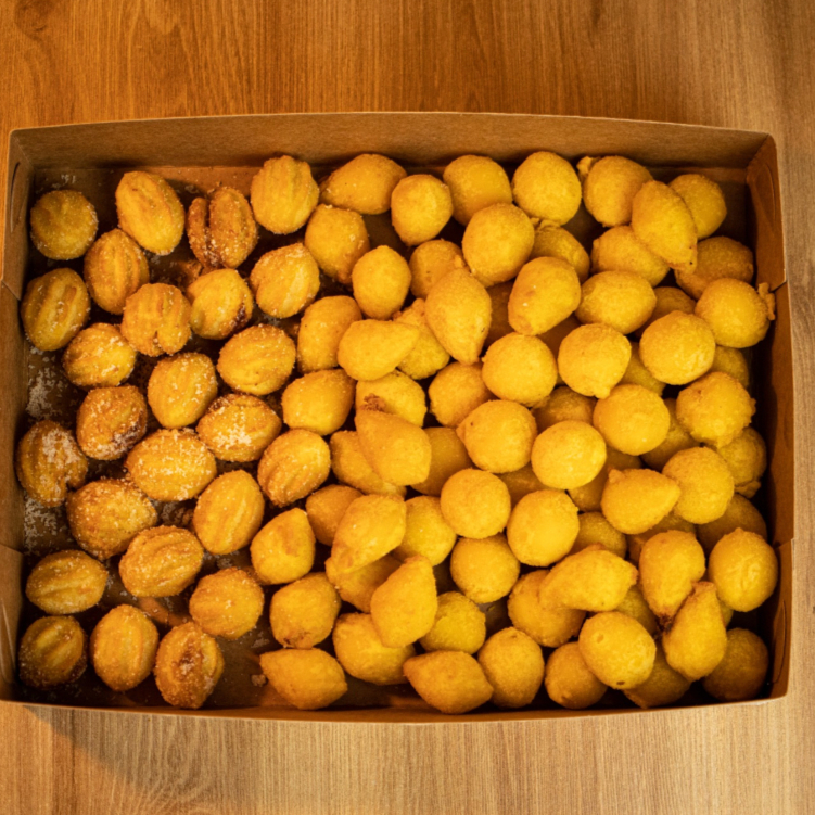Salgadinhos mesclados com estes tres sabores: Churros de chocolate, bolinho de carne e coxinha de frango ( 100unds)