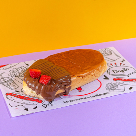 Pao De Dog Tradicional, Recheado Com Nutella, Leite Condensado E Morango